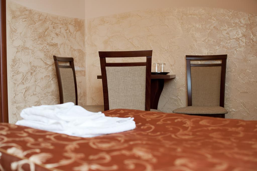 Chęciny Hotel & Restauracja Okraglak מראה חיצוני תמונה